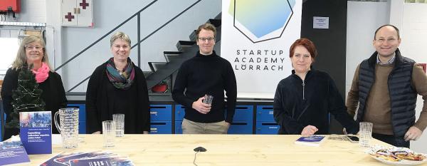 Zwischen Aufbruch und Mythos: Coworking-Angebote im Raum Lörrach - Lebendiger und informativer Austausch herrschte beim hybriden Brown Bag der Startup Academy Lörrach.
Von links: Dorothea Gebauer, Marion Ziegler-Jung, Frederic Geiger, Katja Köppel und Rolf Folk.
Foto: WFL Wirtschaftsförderung Lörrach GmbH - Rolf Folk/Startup Academy Lörrach Zwischen Aufbruch und Mythos: Coworking-Angebote im Raum Lörrach - Lebendiger und informativer Austausch herrschte beim hybriden Brown Bag der Startup Academy Lörrach.
Von links: Dorothea Gebauer, Marion Ziegler-Jung, Frederic Geiger, Katja Köppel und Rolf Folk.
Foto: WFL Wirtschaftsförderung Lörrach GmbH - Rolf Folk/Startup Academy Lörrach
