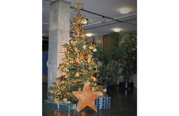 Ein festlich geschmückter Weihnachtsbaum ziert das Foyer im Rathaus, welches am 24. und 31. Dezember sowie am 7. Januar geschlossen bleibt | Bildquelle: Stadtverwaltung Weil am Rhein / Bähr
Ein festlich geschmückter Weihnachtsbaum ziert das Foyer im Rathaus, welches am 24. und 31. Dezember sowie am 7. Januar geschlossen bleibt | Bildquelle: Stadtverwaltung Weil am Rhein / Bähr