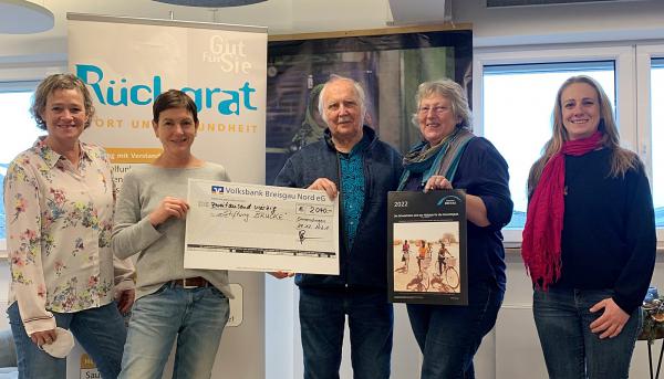Inhaberin Gabriela Beckmann (links) und Sabine Schneck (Sportlehrerin und Trainerin) freuen sich am heutigen Donnerstag über die Schecküberreichung mit einem Gesamterlös von 2.040 Euro an die Stiftung "Brücke"
Bild: Rückgrat Sport- und Gesundheitscenter Inhaberin Gabriela Beckmann (links) und Sabine Schneck (Sportlehrerin und Trainerin) freuen sich am heutigen Donnerstag über die Schecküberreichung mit einem Gesamterlös von 2.040 Euro an die Stiftung "Brücke"
Bild: Rückgrat Sport- und Gesundheitscenter