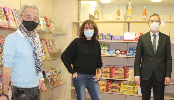 Abschied vom Kiosk im Kreiskrankenhaus Emmendingen genommen.
Abschied zum Jahreswechsel (von links): Peter und Mirjana van der Kleij mit Landrat Hanno Hurth in ihrem Kiosk im Kreiskrankenhaus Emmendingen.
Foto: Landratsamt Emmendingen - Ulrich Spitzmüller
Abschied vom Kiosk im Kreiskrankenhaus Emmendingen genommen.
Abschied zum Jahreswechsel (von links): Peter und Mirjana van der Kleij mit Landrat Hanno Hurth in ihrem Kiosk im Kreiskrankenhaus Emmendingen.
Foto: Landratsamt Emmendingen - Ulrich Spitzmüller