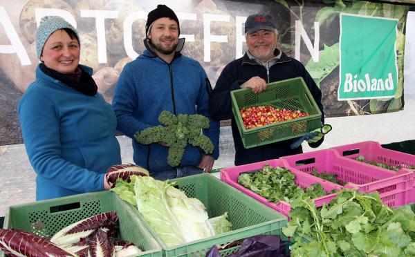 Sonja Wachtmeister begrüßte als Sprecherin der Marktbeschicker die neuen Marktteilnehmer Florian und Otmar Binder (rechts)
REGIOTRENDS-Foto: Reinhard Laniot Sonja Wachtmeister begrüßte als Sprecherin der Marktbeschicker die neuen Marktteilnehmer Florian und Otmar Binder (rechts)
REGIOTRENDS-Foto: Reinhard Laniot