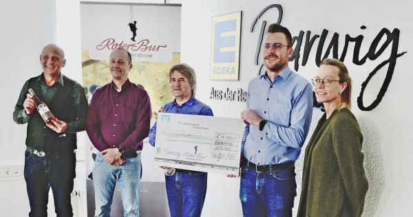 Von links: Udo Opel (Roter Bur Glottertäler Winzer), Heiko Förderer (Bezirksleiter EDEKA), Claus Geppert (Förderverein krebskranker Kinder e. V.), Sven Barwig (Barwig-Geschäftsführung), Nadine Barwig (Barwig-Geschäftsführung) Von links: Udo Opel (Roter Bur Glottertäler Winzer), Heiko Förderer (Bezirksleiter EDEKA), Claus Geppert (Förderverein krebskranker Kinder e. V.), Sven Barwig (Barwig-Geschäftsführung), Nadine Barwig (Barwig-Geschäftsführung)
