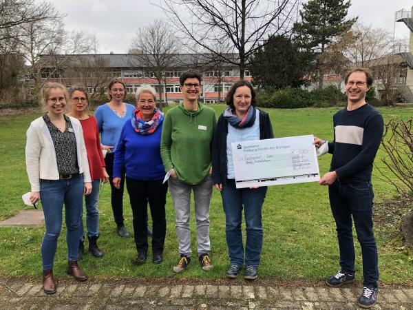 Foto: Dominik Läufer übergibt die Spende an Petra Kiefer (Pflegerische Leitung; 2. von rechts) und Dr. Miriam van Buiren (Ärztliche Leitung; 3. von rechts) Foto: Dominik Läufer übergibt die Spende an Petra Kiefer (Pflegerische Leitung; 2. von rechts) und Dr. Miriam van Buiren (Ärztliche Leitung; 3. von rechts)