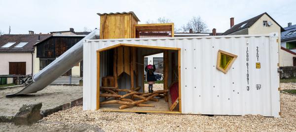 Mobile Riesen-Spielekiste: Freiburg bekommt versetzbaren Spielplatz.
Foto: Stadt Freiburg - Patrick Seeger Mobile Riesen-Spielekiste: Freiburg bekommt versetzbaren Spielplatz.
Foto: Stadt Freiburg - Patrick Seeger