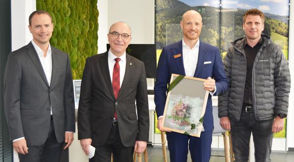 Volksbank-BeratungsCenter Elzach nach nur sechs Monaten Bauzeit offiziell eröffnet.
Von links: Volksbank-Vorstand Patrick Heil, Bürgermeister Roland Tibi, Vorstand Fritz Schultis und Aufsichtsratsmitglied Benedikt Becherer.
Foto: Volksbank Breisgau Nord eG Volksbank-BeratungsCenter Elzach nach nur sechs Monaten Bauzeit offiziell eröffnet.
Von links: Volksbank-Vorstand Patrick Heil, Bürgermeister Roland Tibi, Vorstand Fritz Schultis und Aufsichtsratsmitglied Benedikt Becherer.
Foto: Volksbank Breisgau Nord eG