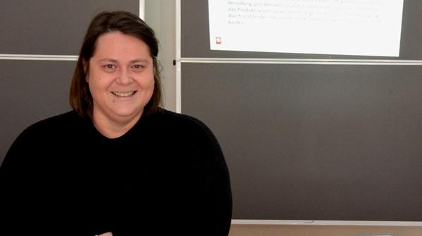 Diana Saxinger vom Caritasverband Offenburg-Kehl e.V. zeigte Schuldenfallen auf beim Thema „Mein Geld im Griff“.
Foto: Susanne Wagner-Köppel/Stadt Offenburg Diana Saxinger vom Caritasverband Offenburg-Kehl e.V. zeigte Schuldenfallen auf beim Thema „Mein Geld im Griff“.
Foto: Susanne Wagner-Köppel/Stadt Offenburg