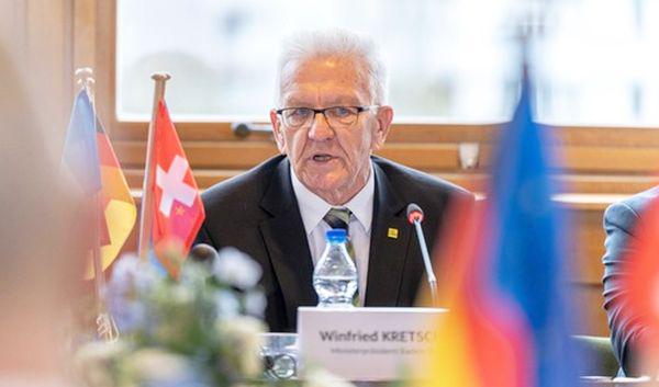 Vier grenzüberschreitende Professuren für den Oberrhein - Ministerpräsident Winfried Kretschmann (Bild) besuchte Hochschulverbund Eucor-The European Campus in Straßburg.

Foto: Albert-Ludwigs-Universität Freiburg - Staatsministerium Baden-Württemberg/Jana Höffner