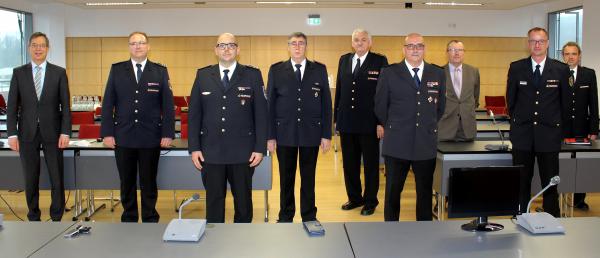 Stabwechsel bei den stellvertretenden Kreisbrandmeistern (von links):
Landrat Hanno Hurth, Ralf Kesselring, Lucas Kimmi (beide neue stellvertretende Kreisbrandmeister), Engelbert Kläger, Jörg Berger (früherer Kreisbrandmeister), Karl Weiß, Andreas Uebler (Leiter des Dezernats Sicherheit und Ordnung), Kreisbrandmeister Christian Leiberich und dessen Stellvertreter im Amt für Brand- und Katastrophenschutz, Armin Stiegler.
Foto: Landratsamt Emmendingen – Ulrich Spitzmüller Stabwechsel bei den stellvertretenden Kreisbrandmeistern (von links):
Landrat Hanno Hurth, Ralf Kesselring, Lucas Kimmi (beide neue stellvertretende Kreisbrandmeister), Engelbert Kläger, Jörg Berger (früherer Kreisbrandmeister), Karl Weiß, Andreas Uebler (Leiter des Dezernats Sicherheit und Ordnung), Kreisbrandmeister Christian Leiberich und dessen Stellvertreter im Amt für Brand- und Katastrophenschutz, Armin Stiegler.
Foto: Landratsamt Emmendingen – Ulrich Spitzmüller