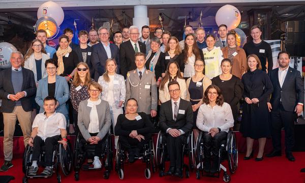 Die baden-württembergischen Athletinnen und Athleten der Olympischen und Paralympischen Sommerspiele 2020 in Tokio und Winterspiele 2022 mit den Vertretern der Landesregierung.
Bildquelle: Staatsministerium Baden-Württemberg Die baden-württembergischen Athletinnen und Athleten der Olympischen und Paralympischen Sommerspiele 2020 in Tokio und Winterspiele 2022 mit den Vertretern der Landesregierung.
Bildquelle: Staatsministerium Baden-Württemberg