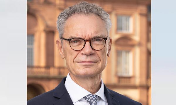 Joachim Lutz ist neues Mitglied des Aufsichtsrats des Universitätsklinikums Freiburg.
Joachim Lutz (Dekan der Fakultät für Betriebswirtschaftslehre an der Universität Mannheim, Bild) zum Aufsichtsratsmitglied des Universitätsklinikums Freiburg berufen.
Foto: Universitätsklinikum Freiburg - Benjamin Ebner Joachim Lutz ist neues Mitglied des Aufsichtsrats des Universitätsklinikums Freiburg.
Joachim Lutz (Dekan der Fakultät für Betriebswirtschaftslehre an der Universität Mannheim, Bild) zum Aufsichtsratsmitglied des Universitätsklinikums Freiburg berufen.
Foto: Universitätsklinikum Freiburg - Benjamin Ebner