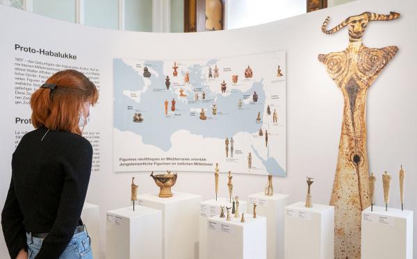 Ab 7. April: Schätze einer vergessenen Zivilisation - Archäologisches Museum Freiburg zeigt in neuer Ausstellung erstmals Statuetten der Habalukke-Kultur.
Foto: Stadt Freiburg/Patrick Seeger - Patrick Weyeneth (Haus Schwab, NMB – Neues Museum Biel) Ab 7. April: Schätze einer vergessenen Zivilisation - Archäologisches Museum Freiburg zeigt in neuer Ausstellung erstmals Statuetten der Habalukke-Kultur.
Foto: Stadt Freiburg/Patrick Seeger - Patrick Weyeneth (Haus Schwab, NMB – Neues Museum Biel)