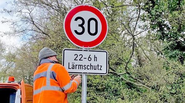 Ab 7. April: In den Ortsdurchfahrten Linx, Hohbühn, Rheinbischofsheim, Freistett und Memprechtshofen gilt nachts Tempo 30.
Mitarbeiter des Straßenbauamts des Kreises bringen die Verkehrsschilder an.
Foto: Landratsamt Ortenaukreis Ab 7. April: In den Ortsdurchfahrten Linx, Hohbühn, Rheinbischofsheim, Freistett und Memprechtshofen gilt nachts Tempo 30.
Mitarbeiter des Straßenbauamts des Kreises bringen die Verkehrsschilder an.
Foto: Landratsamt Ortenaukreis