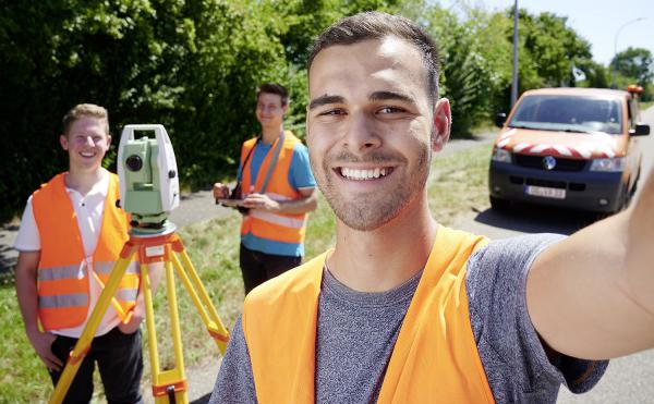 Ortenaukreis bietet Praktika, Ausbildungs- und Ingenieurstellen an.
Auszubildende Vermessungstechniker.
Foto: Landratsamt Ortenaukreis Ortenaukreis bietet Praktika, Ausbildungs- und Ingenieurstellen an.
Auszubildende Vermessungstechniker.
Foto: Landratsamt Ortenaukreis