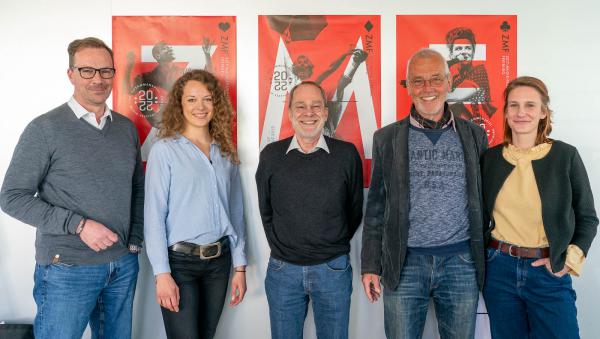 Nach zwei Jahren Pause startet das Zelt-Musik-Festival in Freiburg vom 13. bis 31. Juli wieder voll durch.
Von links: Till Hahndof (Vorsitzender Förderverein ZMF), Hanna Teepe, Dieter Pfaff (ZMF-Geschäftsführer), ZMF-Gründer Alex Heisler und Klara Schmider (ZMF-Team).

REGIOTRENDS-Foto: Jens Glade