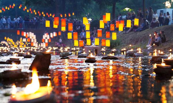 16./17. Juli: Großes Lichterfest im Kurpark Bad Krozingen.
Foto: Kur und Bäder GmbH Bad Krozingen 16./17. Juli: Großes Lichterfest im Kurpark Bad Krozingen.
Foto: Kur und Bäder GmbH Bad Krozingen