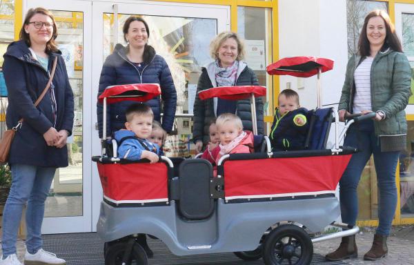 Zusätzlicher Kinderwagen für „Sr. Giovanna“ in Oberkirch.
Einen weiteren Kinderwagen erhielt dieser Tage der Kindergarten „Sr. Giovanna“ im Oberkicher Krautschollen. Der Wagen ist eine Spende des Vereins „Gemeinsam aktiv“. Von links Julia Spinner (Vertreterin des Elternbeirats), Sandra Hoferer-Keller (Leiterin des Kindergartens „Sr. Giovanna“), Denise Höfele-Bosch (Vorsitzende des Vereins „Gemeinsam aktiv“) sowie die stellvertretende Leiterin des Kindergartens Melanie Mischke.
Foto: Stadt Oberkirch - Ulrich Reich Zusätzlicher Kinderwagen für „Sr. Giovanna“ in Oberkirch.
Einen weiteren Kinderwagen erhielt dieser Tage der Kindergarten „Sr. Giovanna“ im Oberkicher Krautschollen. Der Wagen ist eine Spende des Vereins „Gemeinsam aktiv“. Von links Julia Spinner (Vertreterin des Elternbeirats), Sandra Hoferer-Keller (Leiterin des Kindergartens „Sr. Giovanna“), Denise Höfele-Bosch (Vorsitzende des Vereins „Gemeinsam aktiv“) sowie die stellvertretende Leiterin des Kindergartens Melanie Mischke.
Foto: Stadt Oberkirch - Ulrich Reich