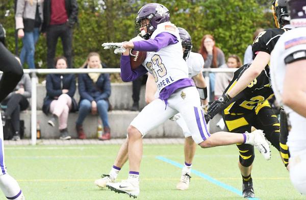 American Football: FT 1844 Freiburg Sacristans erfolgreich in neue Regionalliga-Saison gestartet.
Aaron Hellriegel auf dem Weg zum Touchdown in Holzgerlingen. Damit leitete das Freiburger Eigengewächs die Wende im Spiel ein.
Foto: 1844 Freiburg Sacristans - Thomas Schittenhelm American Football: FT 1844 Freiburg Sacristans erfolgreich in neue Regionalliga-Saison gestartet.
Aaron Hellriegel auf dem Weg zum Touchdown in Holzgerlingen. Damit leitete das Freiburger Eigengewächs die Wende im Spiel ein.
Foto: 1844 Freiburg Sacristans - Thomas Schittenhelm