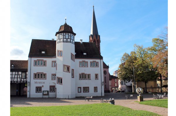 Emmendinger Schlossplatz auf dem die Konzert stattfinden werden, im Markgrafenschloss befinden sich die beiden städtischen Museen.
Bild: Stadt Emmendingen Emmendinger Schlossplatz auf dem die Konzert stattfinden werden, im Markgrafenschloss befinden sich die beiden städtischen Museen.
Bild: Stadt Emmendingen