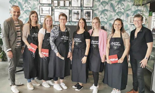 2. Muttertags-Kuchen-Wettbacken: Michelle Steiger gewann mit Zitronen-Heidelbeer-Wickeltorte.
Von links: Hans-Georg Meier (meierfashion), Teilnehmerinnen des Muttertagskuchen-Wettbackens und Andrea Schlupf (Cafe Cosy).

Foto: meierfashion GmbH