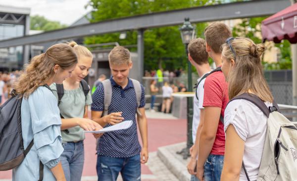 Auf Klassenfahrt durch 15 Länder Europas.
Die abwechslungsreichen Wissensrallyes sind die ideale Ergänzung für einen Schulausflug in den Europa-Park.
Foto: Europa-Park Auf Klassenfahrt durch 15 Länder Europas.
Die abwechslungsreichen Wissensrallyes sind die ideale Ergänzung für einen Schulausflug in den Europa-Park.
Foto: Europa-Park