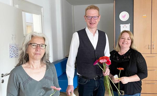 "Tag der Kinderbetreuung" in Herbolzheim begangen.
Betreuungskräfte in der Kernzeitbetreuung und Bürgermeister Thomas Gedemer.
Foto: Stadt Herbolzheim "Tag der Kinderbetreuung" in Herbolzheim begangen.
Betreuungskräfte in der Kernzeitbetreuung und Bürgermeister Thomas Gedemer.
Foto: Stadt Herbolzheim