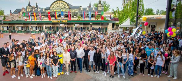 Europa-Park und Caritas dankten über 1.000 Freiwilligen für ihr soziales Engagement.
Mehr als 1.000 Freiwillige strömten zum Danketag in den Europa-Park.
Foto: Europa-Park Europa-Park und Caritas dankten über 1.000 Freiwilligen für ihr soziales Engagement.
Mehr als 1.000 Freiwillige strömten zum Danketag in den Europa-Park.
Foto: Europa-Park