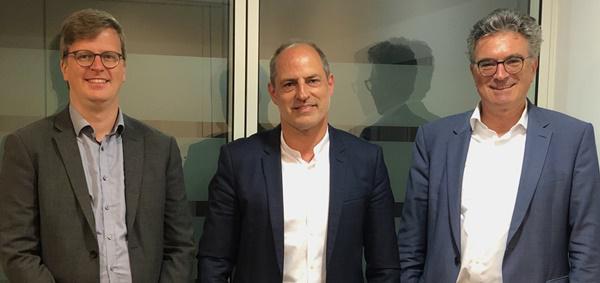 V. li.: Norbert Uphues, Referent für Verkehr, Konjunktur, Statistik bei der IHK Südlicher Oberrhein, Schwarzwaldmilch-Geschäftsführer Andreas Schneider und IHK-Hauptgeschäftsführer Dr. Dieter Salomon
Bild: Natalie Butz für die IHK Südlicher Oberrhein V. li.: Norbert Uphues, Referent für Verkehr, Konjunktur, Statistik bei der IHK Südlicher Oberrhein, Schwarzwaldmilch-Geschäftsführer Andreas Schneider und IHK-Hauptgeschäftsführer Dr. Dieter Salomon
Bild: Natalie Butz für die IHK Südlicher Oberrhein
