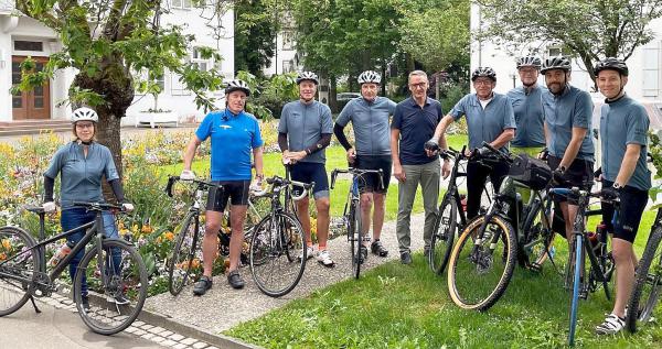 Mit dem Rad von Lahr aus auf dem Weg nach Dole.
Oberbürgermeister Markus Ibert (Mitte) verabschiedet die Radfahrer bei der Abfahrt nach Dole.

Foto: Stadt Lahr