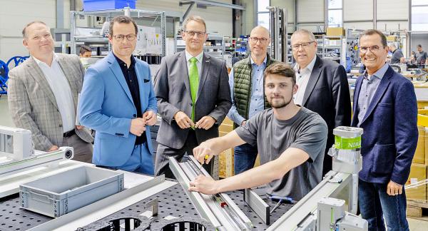 Lineartechnologie: High-Tech Winner made in Offenburg - Oberbürgermeister Marco Steffens besuchte Hiwin GmbH.
Einblick vor Ort: Fachbereichsleiter Sven Jacobsen, Oberbürgermeister Marco Steffens, Geschäftsführer Werner Mäurer, Ortsvorsteher Trudpert Hurst, Hans-Joachim Fomferra und Ralf Grundheber von der Wirtschaftsförderung mit dem Azubi Dominic Wahl beim Aufbau eines Zweiachssystems. 

Foto: Stadt Offenburg - Fichtner