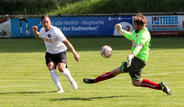 2:1-Arbeitssieg des FC Emmendingen gegen den SV RW Glottertal 

Fast das 3:1 - Tim Dinius scheiterte frei stehend am Gästetorhüter

Foto: Reinhard Laniot