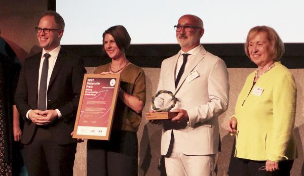 Stadt Freiburg erhielt „Nationalen Preis - Bildung für nachhaltige Entwicklung“.
Von links: Staatssekretär Jens Brandenburg, Johanna Gans-Raschke und Hartmut Allgaier von der Stabsstelle Freiburger Bildungsmanagement und Maria Böhmer (Präsidentin der Deutschen UNESCO-Kommission).
Foto: Stadt Freiburg - Freiburger Bildungsmanagement Stadt Freiburg erhielt „Nationalen Preis - Bildung für nachhaltige Entwicklung“.
Von links: Staatssekretär Jens Brandenburg, Johanna Gans-Raschke und Hartmut Allgaier von der Stabsstelle Freiburger Bildungsmanagement und Maria Böhmer (Präsidentin der Deutschen UNESCO-Kommission).
Foto: Stadt Freiburg - Freiburger Bildungsmanagement