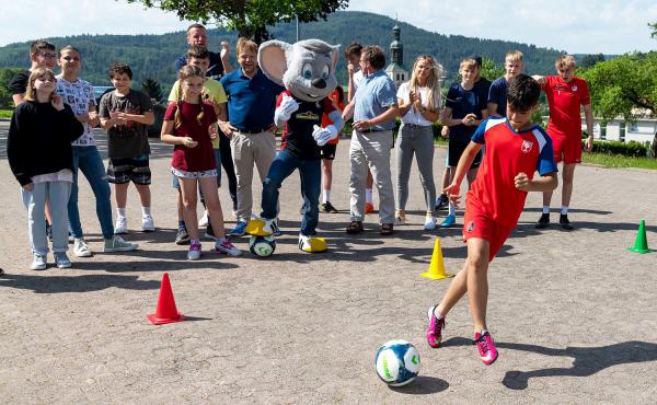 Begegnung durch Bewegung: Sportgerät der Zukunft machte Halt am Bildungszentrum Seelbach.
Mit Geschick dribbelten die Schüler um die bunten Hütchen.

Foto: Europa-Park 
