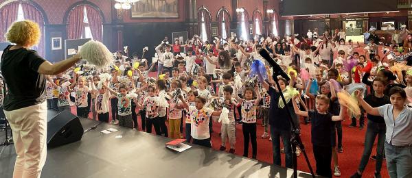Musik verbindet: Mehr als 500 Schüler aus dem Dreiländereck trafen sich im Europa-Park.
Aus Deutschland, Frankreich und der Schweiz kamen die Schüler zum gemeinsamen Musizieren und Tanzen im Europa-Park zusammen.
Foto: Europa-Park Musik verbindet: Mehr als 500 Schüler aus dem Dreiländereck trafen sich im Europa-Park.
Aus Deutschland, Frankreich und der Schweiz kamen die Schüler zum gemeinsamen Musizieren und Tanzen im Europa-Park zusammen.
Foto: Europa-Park