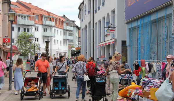 Pfingstsamstag: Emmendingen als "Flohmarkt-Hauptstadt!" - Kinderspielzeugflohmarkt erstmals als Flaniermeile in der Innenstadt! - Gleichzeitig großer Elzstadion-Flohmarkt
Bild: EM-extra Pfingstsamstag: Emmendingen als "Flohmarkt-Hauptstadt!" - Kinderspielzeugflohmarkt erstmals als Flaniermeile in der Innenstadt! - Gleichzeitig großer Elzstadion-Flohmarkt
Bild: EM-extra