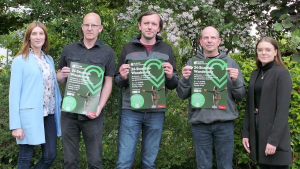 15./16. Juli: 24-Stunden-Wanderung in Villingen-Schwenningen.
Von links: Lisa Erlenbusch (Stabsstelle Stadtmarketing), Steffen Esslinger (Schwarzwaldverein Schwenningen), Steffen Kaltenmark (Schwäbischer Albverein Schwenningen), Thomas Schmidt (Schwarzwaldverein Villingen) und Cinja Schwer (Auszubildende WTVS GmbH) präsentieren das Plakat der 24-Stunden-Wanderung.
Foto: Stadt Villingen-Schwenningen - Birgit Funke 15./16. Juli: 24-Stunden-Wanderung in Villingen-Schwenningen.
Von links: Lisa Erlenbusch (Stabsstelle Stadtmarketing), Steffen Esslinger (Schwarzwaldverein Schwenningen), Steffen Kaltenmark (Schwäbischer Albverein Schwenningen), Thomas Schmidt (Schwarzwaldverein Villingen) und Cinja Schwer (Auszubildende WTVS GmbH) präsentieren das Plakat der 24-Stunden-Wanderung.
Foto: Stadt Villingen-Schwenningen - Birgit Funke