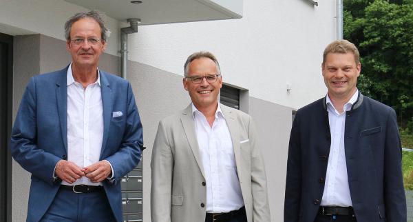 Städtische Baugesellschaft Oberkirch investiert massiv in bezahlbaren Wohnraum.
Oberbürgermeister Matthias Braun (links) ließ sich von den beiden Geschäftsführern der Städtischen Baugesellschaft Peter Bercher (Mitte) und Thomas Maier eine nun fertiggestellte Wohnung im Neubau in der Adolf-Kolping-Straße zeigen.
Foto: Stadt Oberkirch - Ulrich Reich Städtische Baugesellschaft Oberkirch investiert massiv in bezahlbaren Wohnraum.
Oberbürgermeister Matthias Braun (links) ließ sich von den beiden Geschäftsführern der Städtischen Baugesellschaft Peter Bercher (Mitte) und Thomas Maier eine nun fertiggestellte Wohnung im Neubau in der Adolf-Kolping-Straße zeigen.
Foto: Stadt Oberkirch - Ulrich Reich