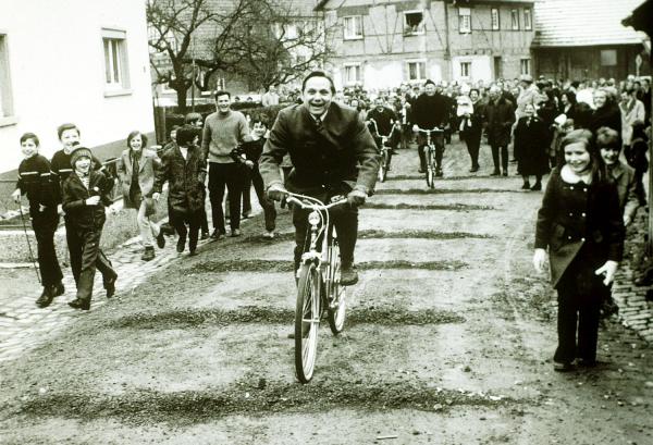25. Juni: Mit dem Fahrrad rund um Lahr die Eingemeindung erfahren.
Der damalige Lahrer Oberbürgermeister Philipp Brucker bei der „Tour de Sulz“, die am 1. Januar 1972 stattfand.

Foto: Stadt Lahr - Heimatgut Sulz e.V.