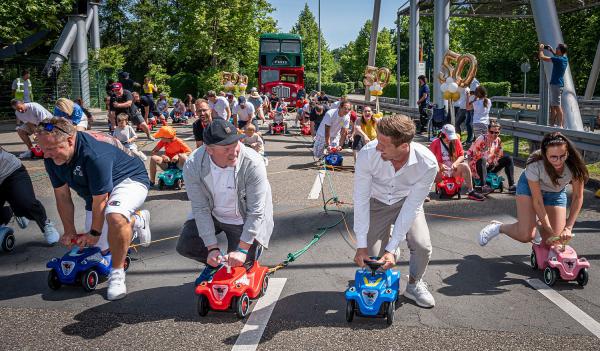 Joey Kelly holte Bobby-Car Weltrekord im Europa-Park.
Die Kraft von 50 Bobby-Car Fahrern setzte den Kelly Family Bus in Bewegung.
Foto: Europa-Park Joey Kelly holte Bobby-Car Weltrekord im Europa-Park.
Die Kraft von 50 Bobby-Car Fahrern setzte den Kelly Family Bus in Bewegung.
Foto: Europa-Park