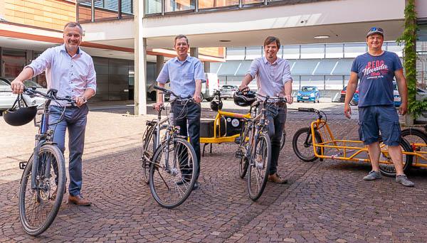 Aktion Stadtradeln im Landkreis Emmendingen gestartet.
Von links: Daniel Kalt (Kommunalberater der enBW-Tochter netze-BW), Landrat Hanno Hurth, Klimaschutzmanager Philipp Oswald und Stadtradeln-Star Hubert Klimmek (Kenzingen). 

REGIOTRENDS-Foto: Jens Glade 