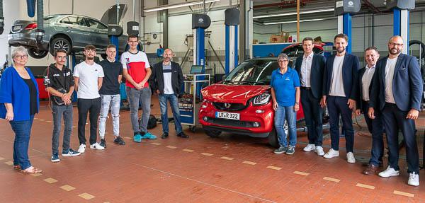 Vier südfranzösische Auszubildende absolvieren Praktikum beim Autohaus Schmolck in Emmendingen.
Von links: Heike Schierbaum (Handwerkskammer Freiburg), Praktikanten Dorian Bousquet, Jules Piquemal, Ugo Rougale, Josue Filippi, Techniklehrer Laurent Jean, Christine Florentin, (Geschäftsführer Pascal Schmolck), Marketingchef Michael Gleichauf, Serviceleiter Sascha Hug und Betriebsleiter Michael Berger.
REGIOTRENDS-Foto: Jens Glade Vier südfranzösische Auszubildende absolvieren Praktikum beim Autohaus Schmolck in Emmendingen.
Von links: Heike Schierbaum (Handwerkskammer Freiburg), Praktikanten Dorian Bousquet, Jules Piquemal, Ugo Rougale, Josue Filippi, Techniklehrer Laurent Jean, Christine Florentin, (Geschäftsführer Pascal Schmolck), Marketingchef Michael Gleichauf, Serviceleiter Sascha Hug und Betriebsleiter Michael Berger.
REGIOTRENDS-Foto: Jens Glade