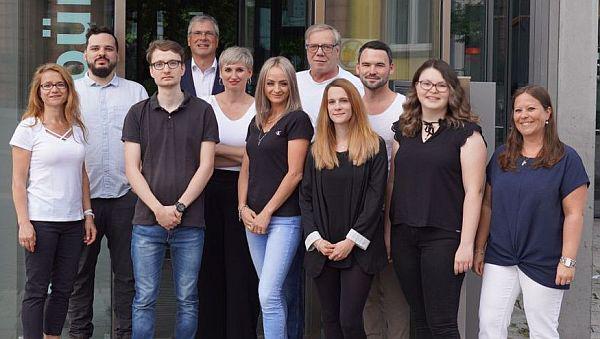 Mit frischer Kraft gegen die Warteschleife in Lahr.
Team des Bürgerbüros der Stadt Lahr (von links): Ilse Grumer, Telefonzentrale, Max Ohnemus, Johannes Weber, Reinhard Krämer, Abteilungsleitung Bürgerservice, Elke Brendel, Teamleitung Bürgerbüro, Olga Sinner, Detlef Dericks, Adriana Miglietta, Jens Kiesele, Elke Albietz und Lucia Vogt, Leitung Ordnungsamt.
Foto: Stadt Lahr Mit frischer Kraft gegen die Warteschleife in Lahr.
Team des Bürgerbüros der Stadt Lahr (von links): Ilse Grumer, Telefonzentrale, Max Ohnemus, Johannes Weber, Reinhard Krämer, Abteilungsleitung Bürgerservice, Elke Brendel, Teamleitung Bürgerbüro, Olga Sinner, Detlef Dericks, Adriana Miglietta, Jens Kiesele, Elke Albietz und Lucia Vogt, Leitung Ordnungsamt.
Foto: Stadt Lahr