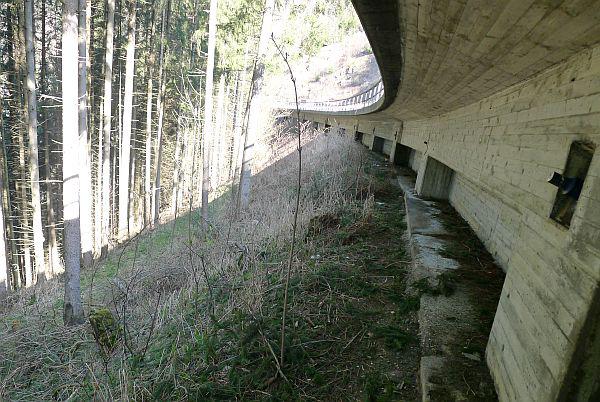 Ab 4. Juli: Talseitige Stützwand an Bundesstraße 31 im Höllental (Breisgau-Hochschwarzwald, Bild) wird saniert.

Foto: Regierungspräsidium Freiburg