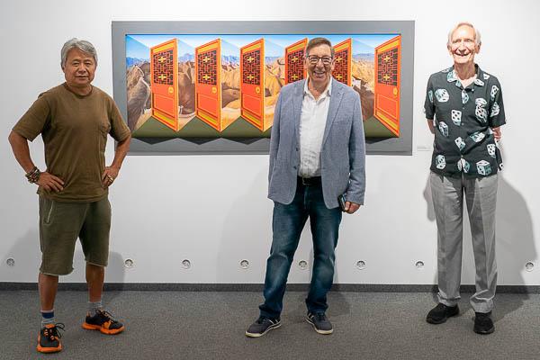 2. Juli bis 23. Oktober: Ausstellung Rendezvous der Illusionen in der Kunsthalle Messmer in Riegel.
Von links: Künstler Zhuang Hong Yi, Jürgen A. Messmer und Künstler Patrick Hughes.
REGIOTRENDS-Foto: Jens Glade 2. Juli bis 23. Oktober: Ausstellung Rendezvous der Illusionen in der Kunsthalle Messmer in Riegel.
Von links: Künstler Zhuang Hong Yi, Jürgen A. Messmer und Künstler Patrick Hughes.
REGIOTRENDS-Foto: Jens Glade