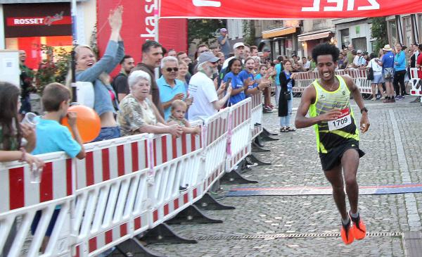 Emmendinger Stadtlauf 2022
Der Sieger beim "Emmendinger Zehner" des letzten Stadtlaufs 2019 ist auch der erste Sieger nach der Corona-Pause: Filmon Teklebrhan (LAC Freiburg)
REGIOTRENDS-Foto: Reinhard Laniot Emmendinger Stadtlauf 2022
Der Sieger beim "Emmendinger Zehner" des letzten Stadtlaufs 2019 ist auch der erste Sieger nach der Corona-Pause: Filmon Teklebrhan (LAC Freiburg)
REGIOTRENDS-Foto: Reinhard Laniot