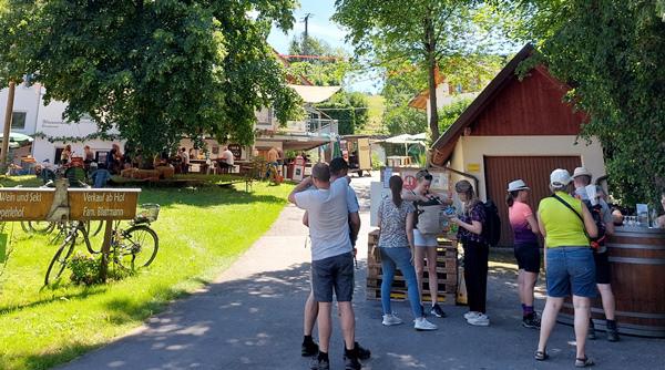 Die ersten Wanderer kamen schon vor dem Mittag! 

Bild vom Schlümperlehof