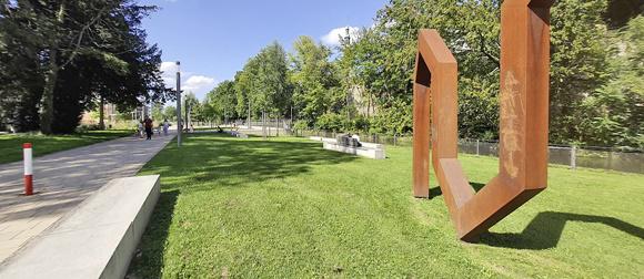 Wahrzeichen. „Endlos“ vor der Villa Bauer.
Foto: Stadt Offenburg Wahrzeichen. „Endlos“ vor der Villa Bauer.
Foto: Stadt Offenburg