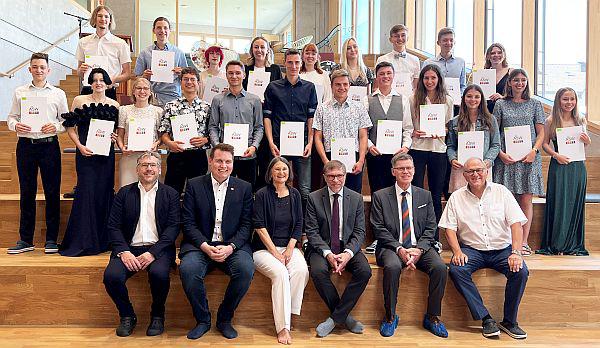 „Von der Vision zum Erfolgsmodell“ - Regierungspräsidentin Schäfer überreichte Zeugnisse an erste Abiturienten der Gemeinschaftsschule in Wutöschingen.
Regierungspräsidentin Bärbel Schäfer (erste Reihe, Mitte und barfuß aufgrund des Straßenschuh-Verbots in der Halle) hat den Abiturientinnen und Abiturienten der Alemannenschule die Abschlusszeugnisse übergeben.
Foto: Regierungspräsidium Freiburg - Alemannenschule
„Von der Vision zum Erfolgsmodell“ - Regierungspräsidentin Schäfer überreichte Zeugnisse an erste Abiturienten der Gemeinschaftsschule in Wutöschingen.
Regierungspräsidentin Bärbel Schäfer (erste Reihe, Mitte und barfuß aufgrund des Straßenschuh-Verbots in der Halle) hat den Abiturientinnen und Abiturienten der Alemannenschule die Abschlusszeugnisse übergeben.
Foto: Regierungspräsidium Freiburg - Alemannenschule