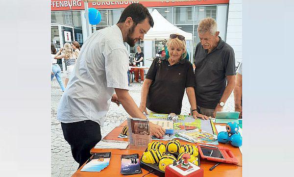 Digithek der Stadtbibliothek Offenburg gestartet.
Beim Offenburger Digitaltag war auch die Stadtbibliothek mit von der Partie und hatte Interessantes aus der neuen Digithek im Gepäck. Bibliothekar Sebastian Fösel (links) beim Erklären von Roboter-Modellen.
Foto: Stadt Offenburg - Bärbel Heer Digithek der Stadtbibliothek Offenburg gestartet.
Beim Offenburger Digitaltag war auch die Stadtbibliothek mit von der Partie und hatte Interessantes aus der neuen Digithek im Gepäck. Bibliothekar Sebastian Fösel (links) beim Erklären von Roboter-Modellen.
Foto: Stadt Offenburg - Bärbel Heer