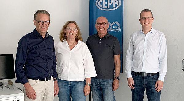 Markus Ibert (Oberbürgermeister Lahr) besuchte CEPA Carl Padberg Zentrifugenbau GmbH.
Von links: Oberbürgermeister Markus Ibert, Geschäftsführerin Michaela Vinnay, Thomas Vinnay (Technischer Leiter) und Wirtschaftsförderer Michael Voigt.
Foto: Stadt Lahr Markus Ibert (Oberbürgermeister Lahr) besuchte CEPA Carl Padberg Zentrifugenbau GmbH.
Von links: Oberbürgermeister Markus Ibert, Geschäftsführerin Michaela Vinnay, Thomas Vinnay (Technischer Leiter) und Wirtschaftsförderer Michael Voigt.
Foto: Stadt Lahr