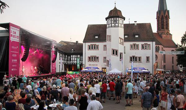 Bunter Familientag beim Musikfestival I EM MUSIC ein Volltreffer! - Highlight: Über 3000 feierten am Abend "They Clap"

REGIOTRENDS-Foto: Reinhard Laniot